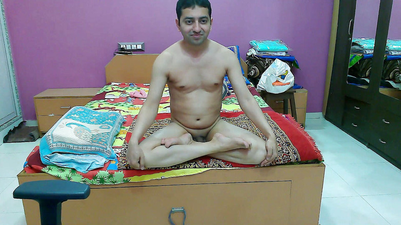 Cute & Nude Crossdresser: 아침에 깨어난 후 침대에서 벌거벗은 요가를 하는 귀여운 계집애 펨보이 달콤한 롤리팝.