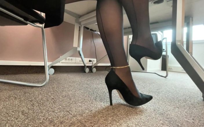 Niki studio: Look at My Feet While I Ignore at Work