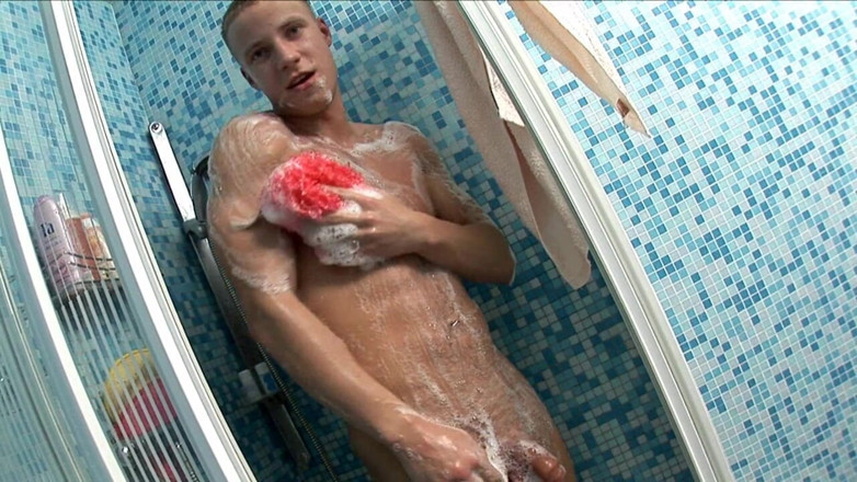 Gay Deluxe: Un giovane si masturba in bagno