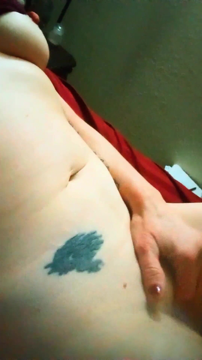 Bombstick and Trouble: Сексуальна блондинка мамка пестить пальцями свою ідеальну поголену пизду