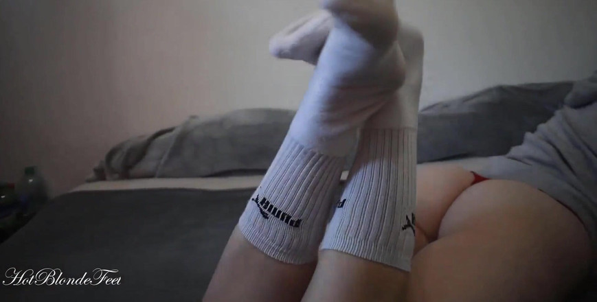 Miley Grey: लंबे मोज़े में सेक्सी पैर - Miley Grey