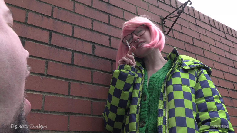 Domestic femdom: Berbagi Rokok