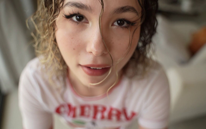 karina_lin: Ультра-красуня смокче мій член, як чупачупс