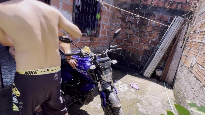 Lexly_16: Buurman wast de motor en neukt me Ami in de...