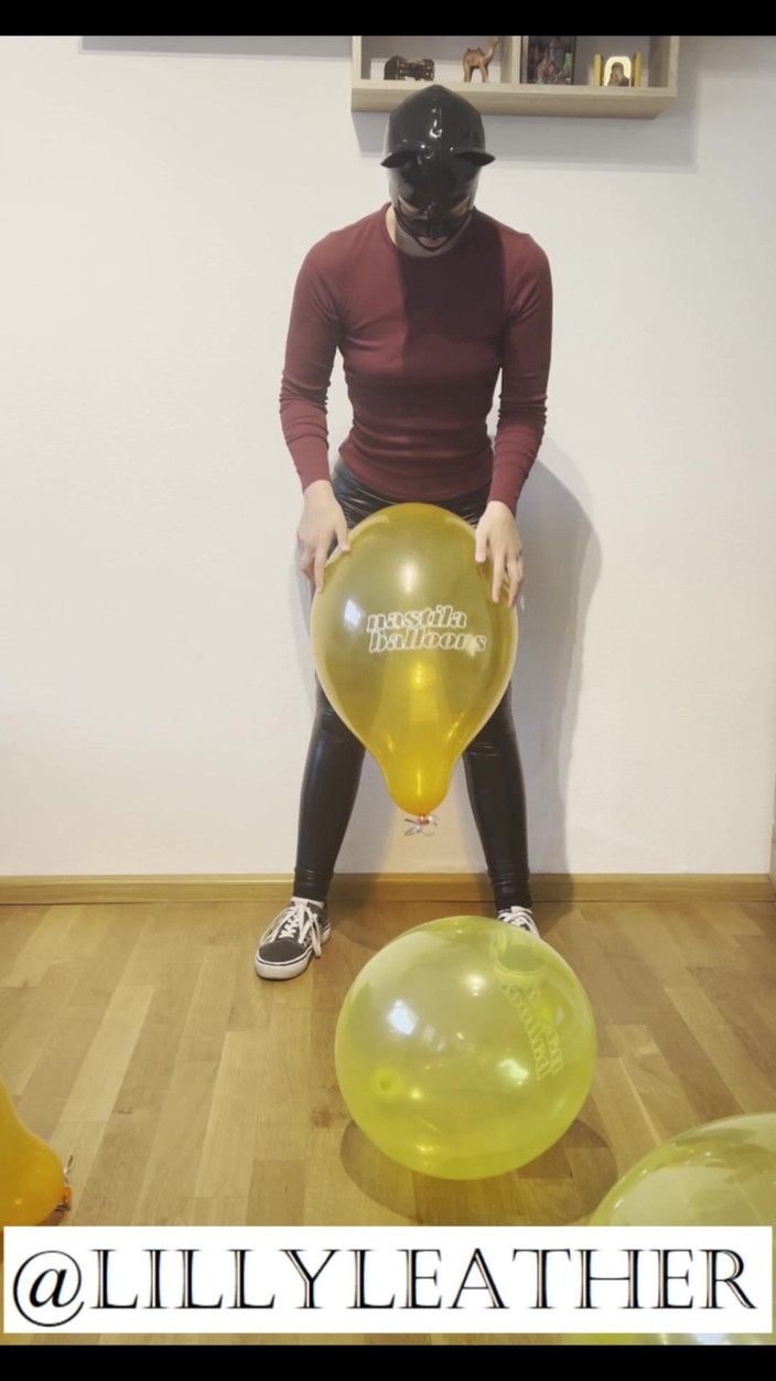 LillyLeather: 귀여운 의상과 키티 라텍스 마스크를 착용한 4명의 풍선을 터뜨리는 Looner Girl