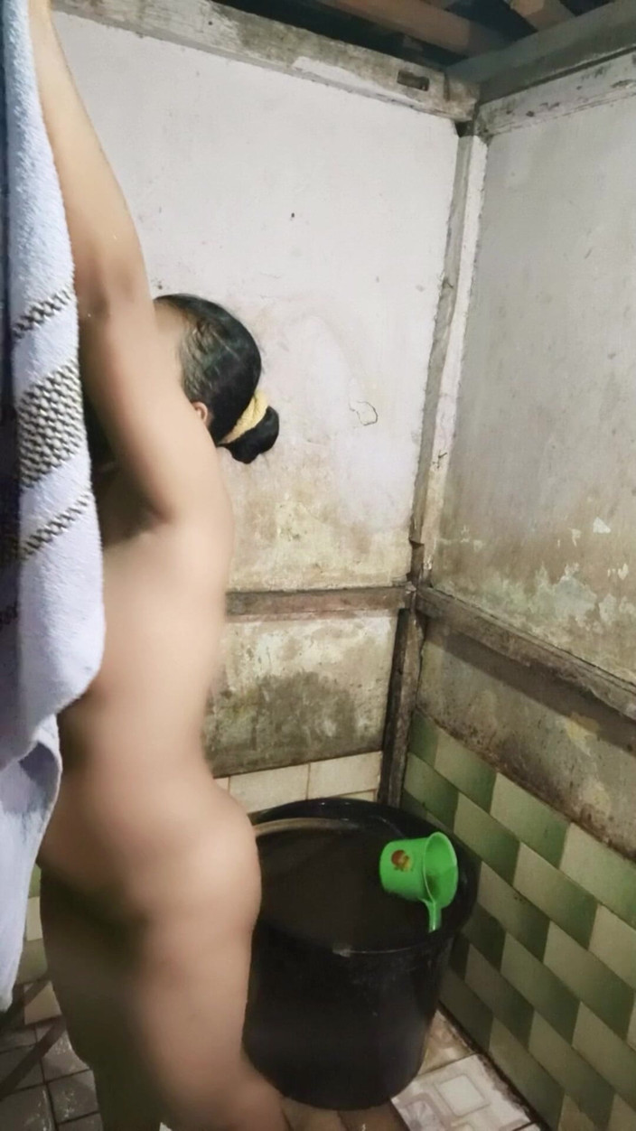 Rania: O văd pe sora vitregă făcând un duș în timp ce...