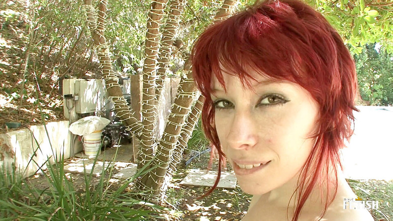 Big Tits for You: Gagicii drăguțe roșcate îi place să fie futută de un bărbat...