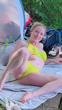 Awek blonde Jerman Mia Adler berkongkek sudut pandangan pertama orang asing di pantai awam selepas ditangkap
