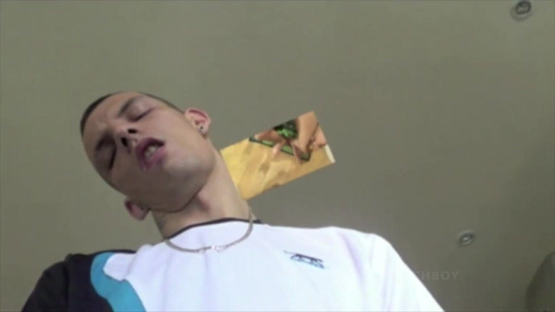 Raw French Bad boys: Asiatische schlampe unterwürfickt mit turnschuhen und badboy aus paris