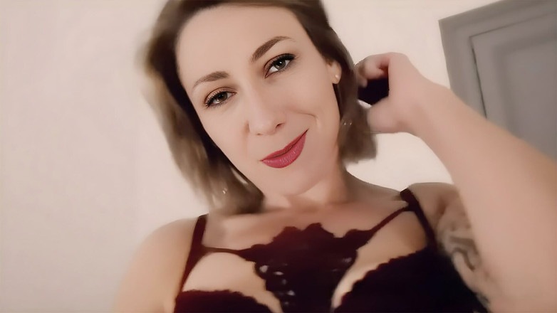 Juliehotmom: 新继母想要吮吸我的鸡巴来更好地了解我