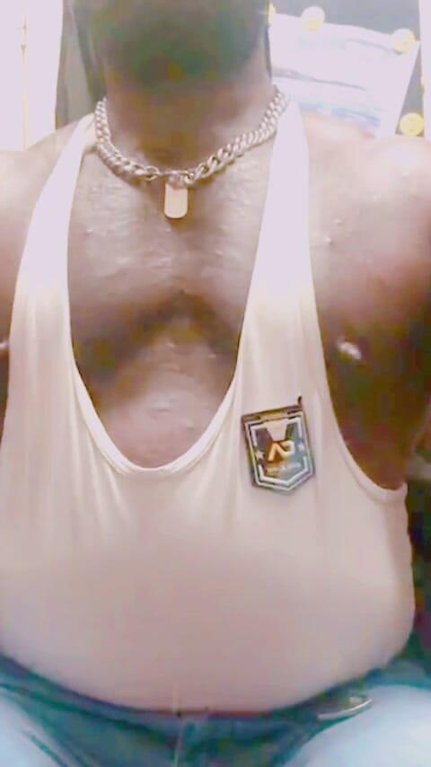 Black smoking muscle stepdad: М'язовий чувак, шкіряні джинсові чоботи, курить соло цицьки