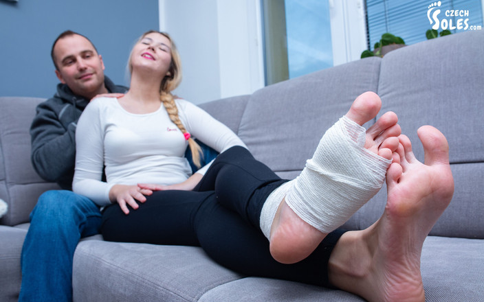 Czech Soles - foot fetish content: Kamarádova smyslná masáž nohou a zad