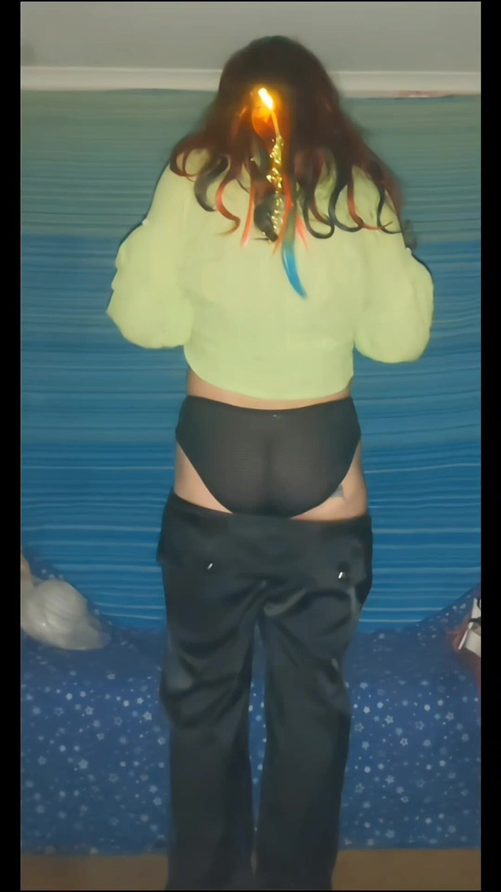 Lizzaali: 私のだぶだぶのズボンとセクシーな黒のパンティーでモデル