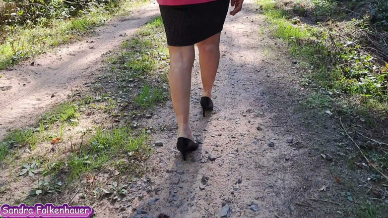 Sandra Falkenhauer - The Pissing Milf: Plimbă-te și urinează în pădure