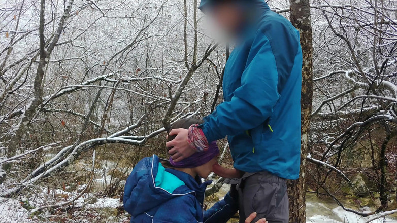 thelazycouple: Avsugning och sperma sväljer nära bergsfloden