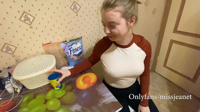 Ku_vadik: उसने किचन में ही मुझे चूसा