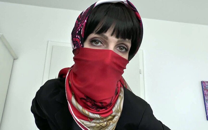 Lady Victoria Valente: 布マスクとヘッドスカーフのスタイリング