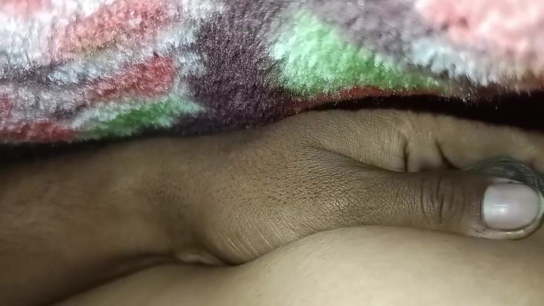 Raani16: 大学の寮で彼女のアソコを指で愛撫している