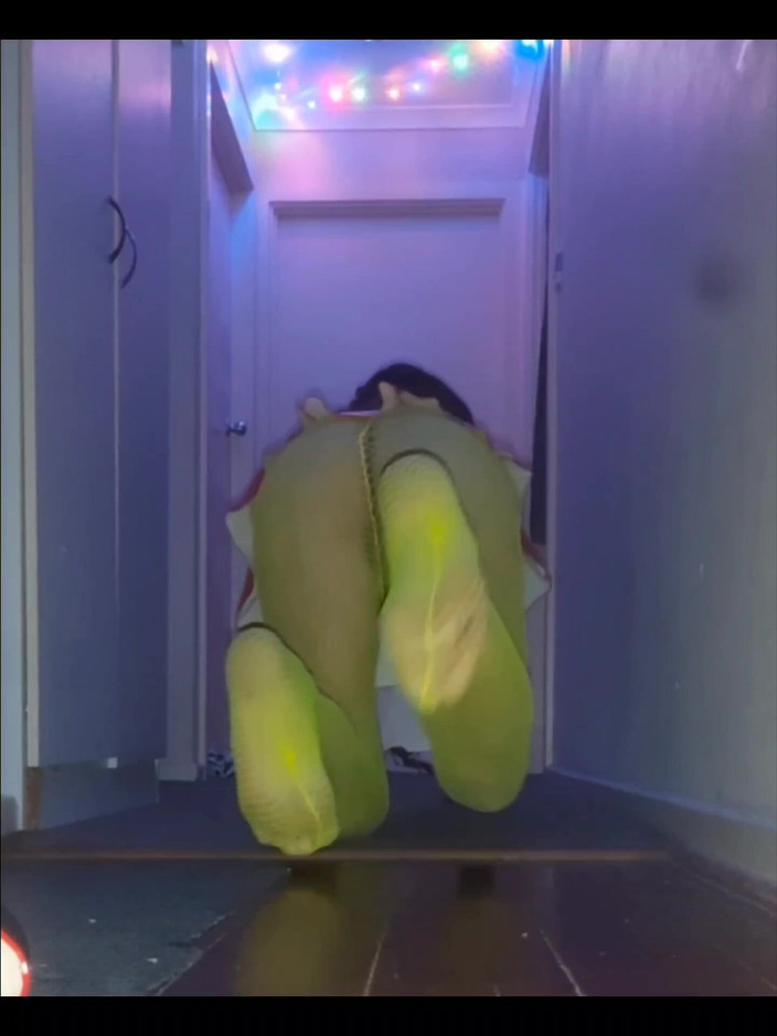 Lizzaali: Škádlení v my sexy červené minisukni a green fishnet punčochách