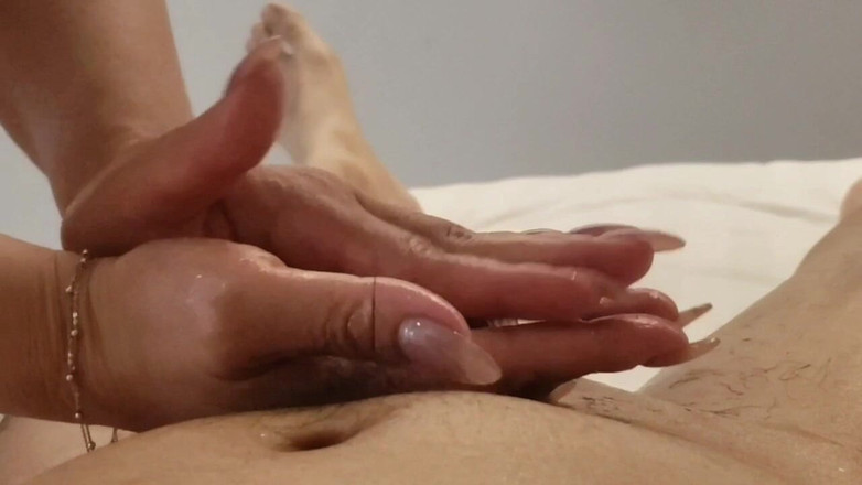 Awstory: Büyük memeli Asyalı masöz kıllarını çıkarıyor, masaj yapıyor ve en iyi...