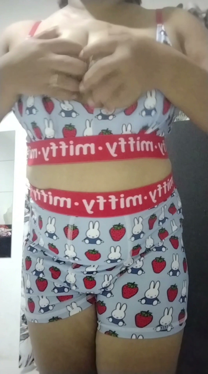 Creamyjoy: MILF Filipina seksi, bermain dalam Miffy Bra &amp; Seluar dalamnya