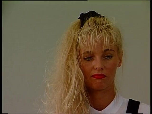 Lucky Cooch: Curvă blondă în ciorapi dezbrăcându-se goală în solo retro