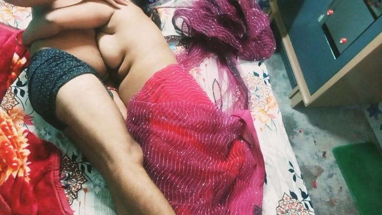 Manjushukla: Vacker indisk Bhabhi i röd färg Saree.