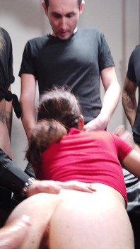 Sara Bell italský teen gangbang s 10 muži ii