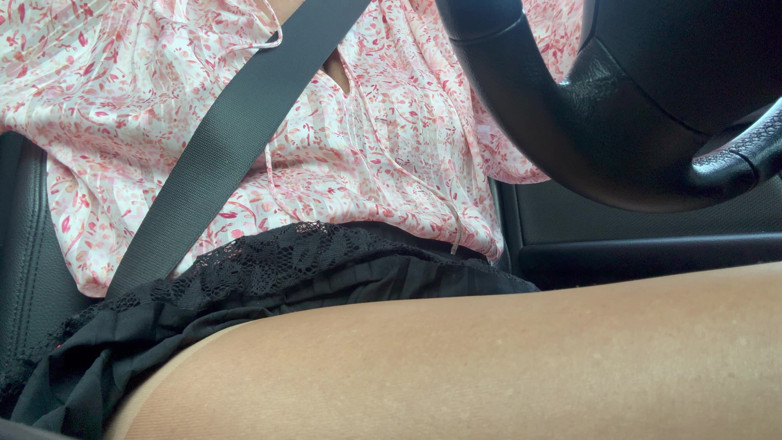 Step Mommy: Elegante esposa gostosa em meia-calça e salto alto no carro...