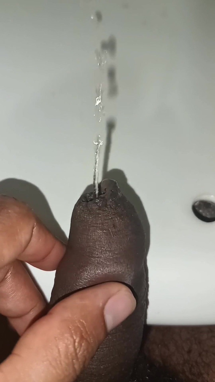 Tommhot: 大量のおしっこをまとめて - ノーカットチンポ放尿