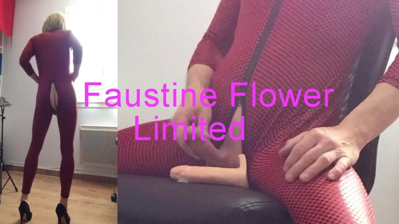 Faustine: Crossdresser Faustine w czerwonym winylowym kombinezonie spuści dla Ciebie.