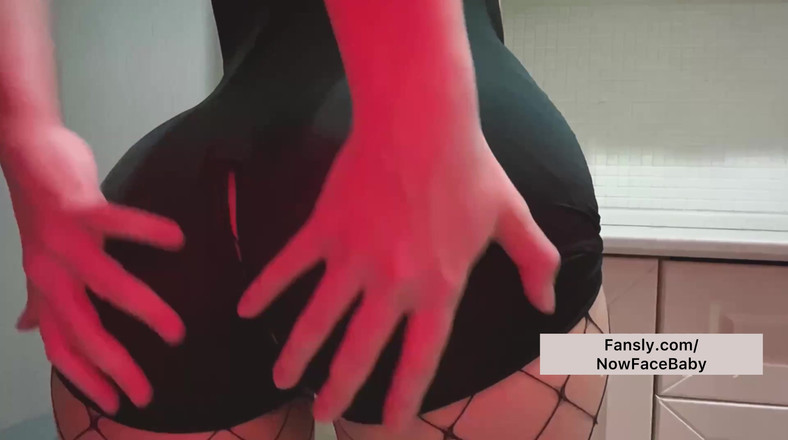 NoFaceBaby: 女の子は家で一人で退屈し、ホットな服で彼女のお尻をファックしました