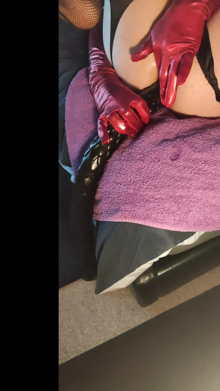 Sallyann: Dildo mostruoso