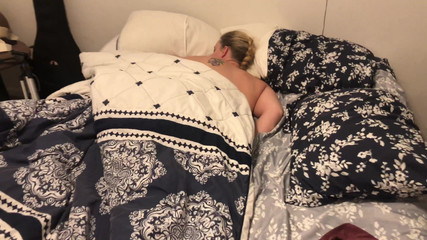 Teasey2024: Bercium di luar di bawah matahari, berkongkek di atas katil