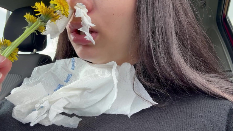 AmayaMori: Sneezing Nonstop After Smelling This Flower