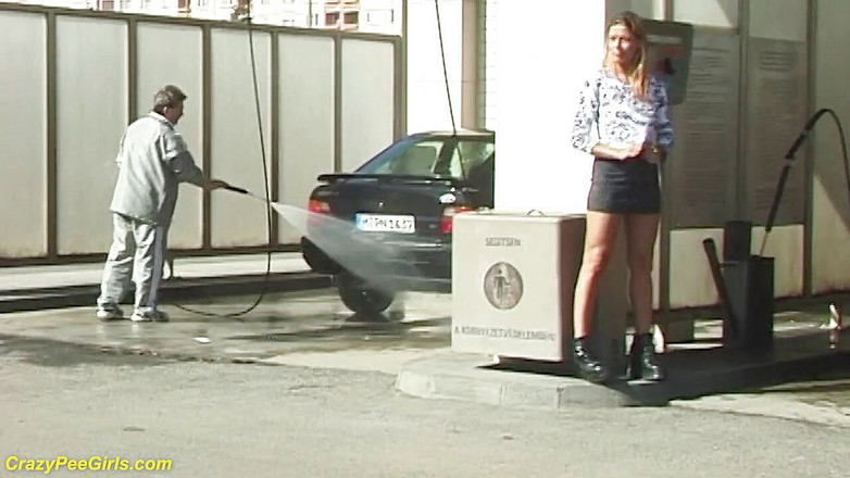 Crazy pee girls: Outdoor-pinkeln bei der autowäsche