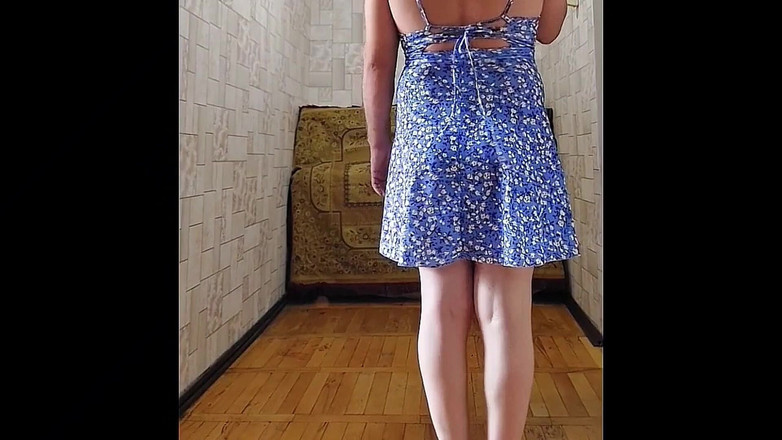 Kitty_Cross: Солодкий транссексуал гуляє по саду на літньому бризі