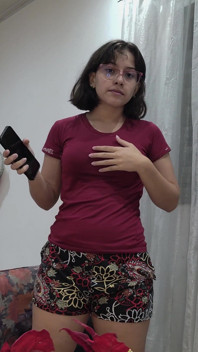 Pakaian gadis remaja ini tiba-tiba menghilang dengan ganas