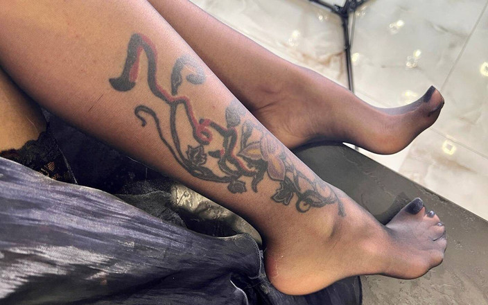 Julia domaina: Mijn voeten met lange tenen in nylon, nylons, kousen, panty's