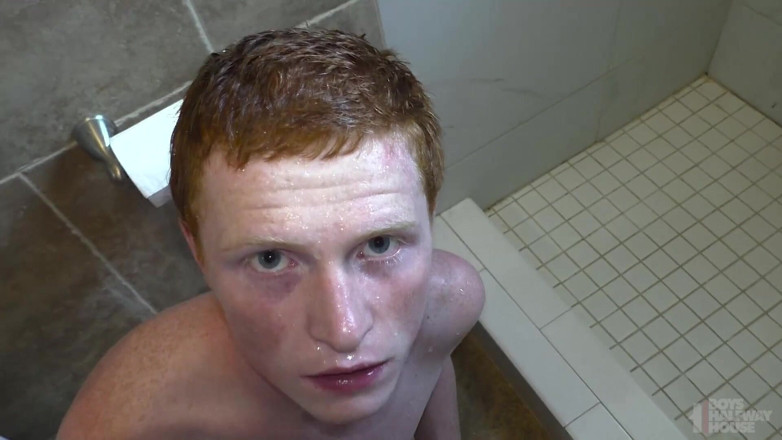 Boys half-way house: Twink pelirroja hecha para lamer el baño en humillante follada...