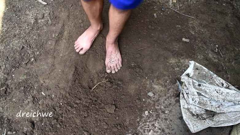 Dreichwe: Digging with the feet