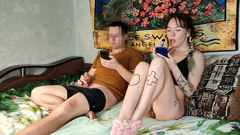 Blowjobs Alice: Азиатская сводная сестра смотрит порно со своим сводным братом