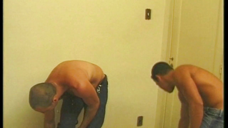 Crunch Boy: Latina gêmea fodida por papai