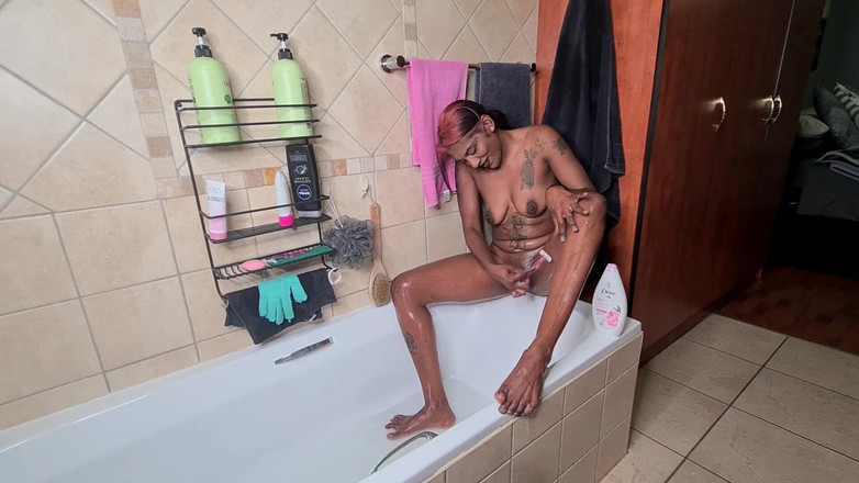 domslutfucker: Bộ ngực chảy xệ xăm mình người Ấn cạo lông chân...