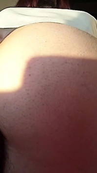 Gambe pelose, buco del culo e figa allargata