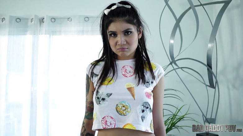 Bad Daddy POV: 纹身的brenna Sparks被继父射在她的肚子上