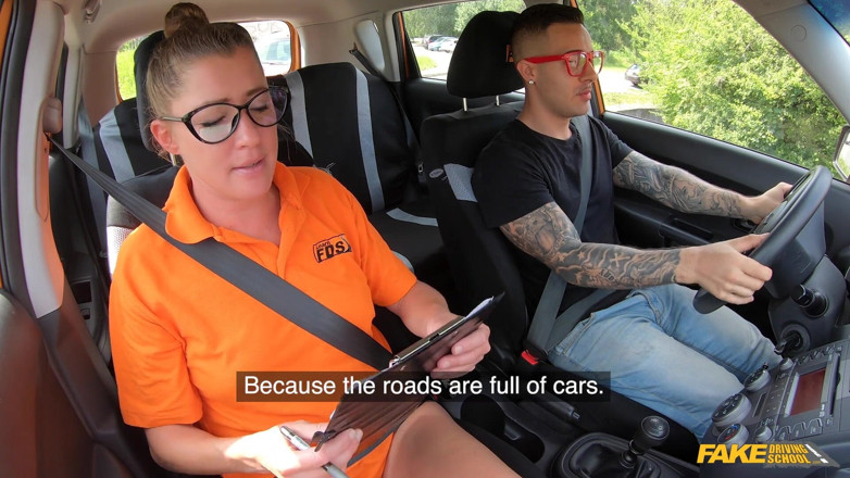 Fake Driving School: 섹시한 새로운 강사를 위한 인정사정 안싸