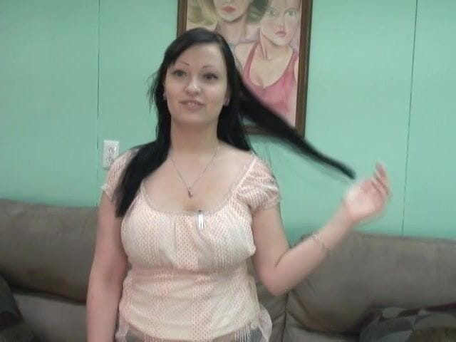 Solo Sensations: Bruna dai grossi seni mostra il corpo nudo sexy