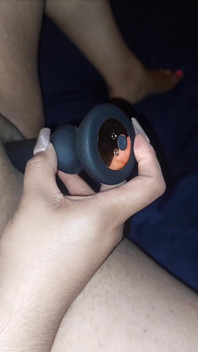 Hübsche rosa zehen curling, während ich mit meiner muschi spiele