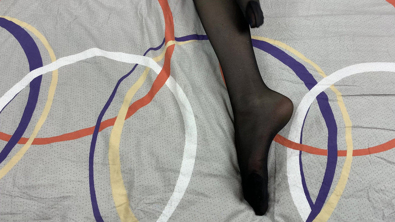 Gloria Gimson: इस सेक्सी लड़की को कोमल एकल वीडियो में काले नायलॉन पेंटीहोज में अपने पैर रगड़ना पसंद है सहलाने के साथ